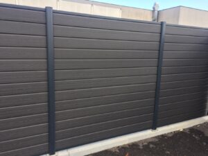 recinzione wpc effetto legno colore grigio scuro antracite